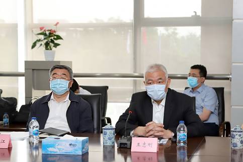 色情网站
二楼南会议室 市长会议调研听取科学家的汇报与建议